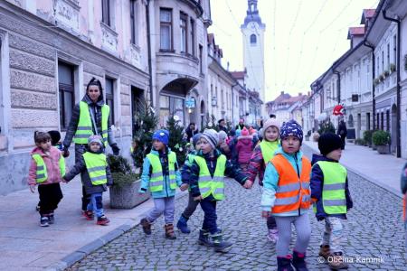 Otroci so okrasili smrečice na Šutni (3)